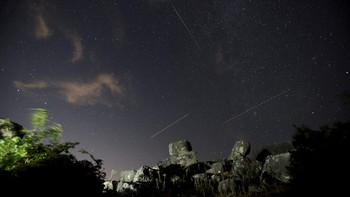 Fenomena Perseid tidak memerlukan teleskop untuk mengamatinya. Masyarakat dapat menikmati kemunculan meteor dengan mata telanjang, terutama dari lokasi yang jauh dari polusi cahaya dan memiliki pandangan langit yang luas. REUTERS/Amel Emric