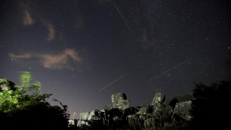 Hujan meteor Perseid melintas di langit kawasan Balkan pada Selasa (12/8) hingga Rabu (13/8) dini hari. Fenomena astronomi tahunan ini menjadi tontonan menarik karena dapat diamati langsung dengan mata telanjang saat kondisi langit mendukung. REUTERS/Amel Emric