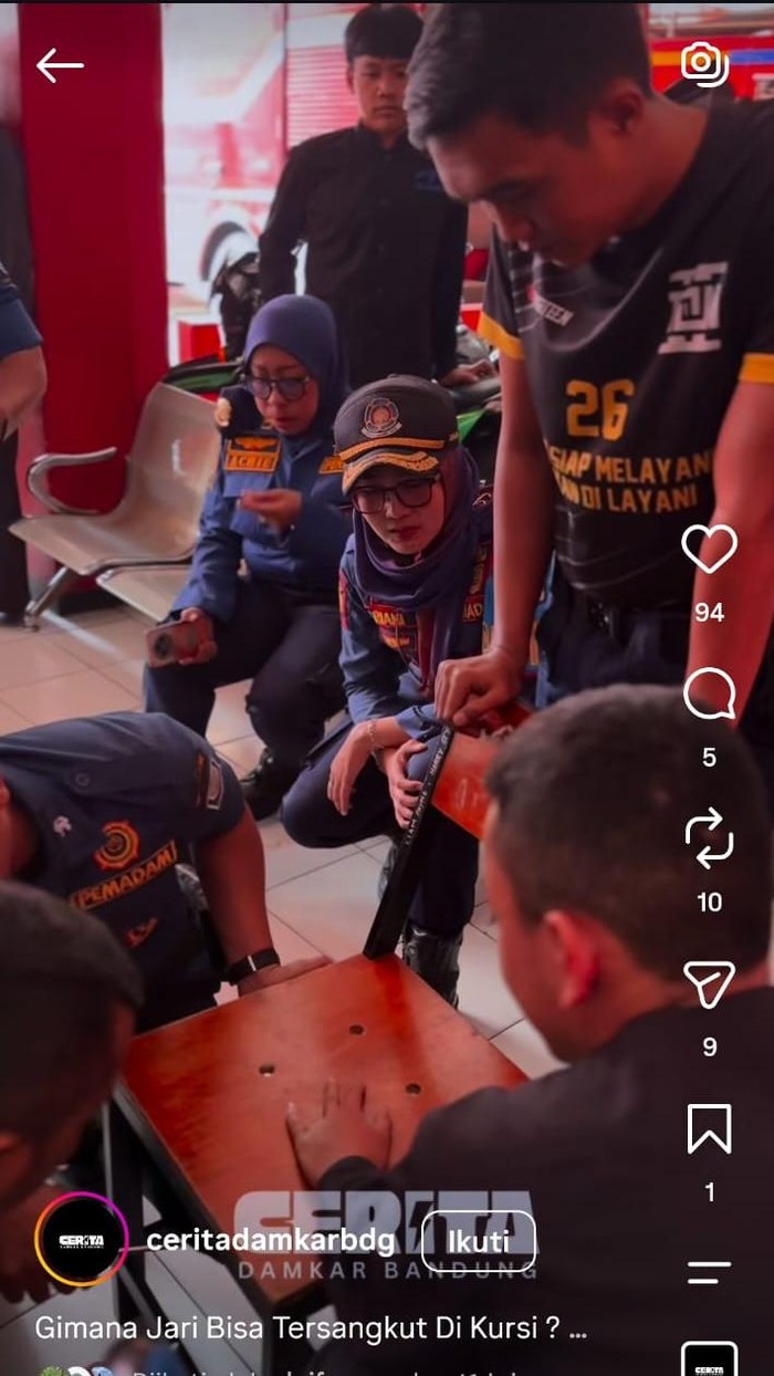 Jari siswa nyangkut di bangku