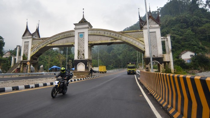 Kendaraan melintas di depan Jembatan Kembar yang terdampak bencana November 2025 di Padang Panjang, Sumatera Barat, Rabu (12/8/2026). Kementerian Pekerjaan Umum mencatat sebanyak 99 ruas jalan nasional dan 34 jembatan nasional yang terdampak bencana Sumatera kini telah 100 persen fungsional, sedangkan di tingkat daerah 93 persen ruas jalan dan 87 persen jembatan terdampak juga sudah dapat digunakan kembali. ANTARA FOTO/Fitra Yogi/nym.