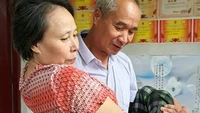 Suami Rawat Istri Lumpuh Selama 25 Tahun, Kisahnya Bikin Haru