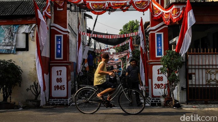 Sejumlah warga bearktivitas diantara pernak pernik dekorasi HUT ke - 81 Republik Indonesia di kawasan Tanjung Priok, Jakarta Utara, Kamis (13/8/2026).