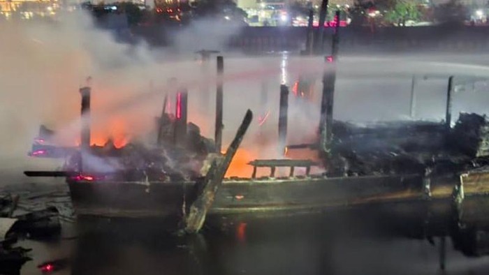 Kapal terbakar di dermaga Muara Baru (dok.Antara)