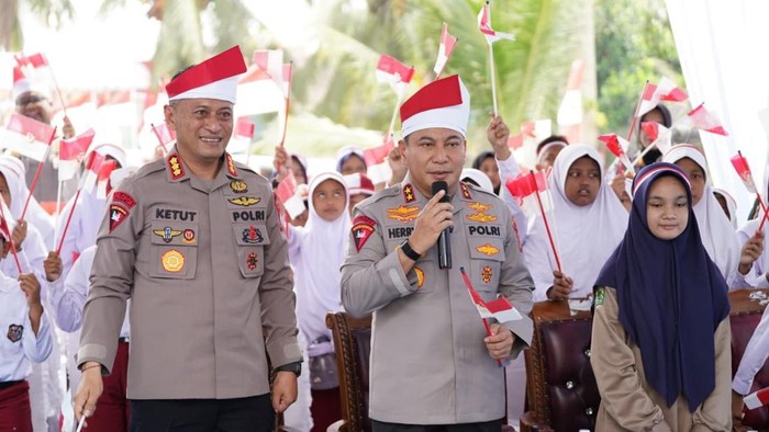 Kapolda Riau Irjen Herry Heryawan melaporkan secara langsung ke Presiden Prabowo Subianto mengenai pembangunan 110 jembatan dan Ekspedisi Merah Putih di 3T, Kamis (13/8/2026).