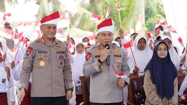 Kapolda Riau Irjen Herry Heryawan melaporkan secara langsung ke Presiden Prabowo Subianto mengenai pembangunan 110 jembatan dan Ekspedisi Merah Putih di 3T Kapolda Riau Irjen Herry Heryawan melaporkan secara langsung ke Presiden Prabowo Subianto mengenai pembangunan 110 jembatan dan Ekspedisi Merah Putih di 3T, Kamis )13/8/2026).