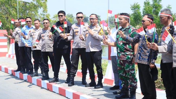 Kapolres Gresik AKBP Ramadhan Nasution dan jajaran di Jembatan Merah Putih di Desa Munggugebang, Kecamatan Benjeng