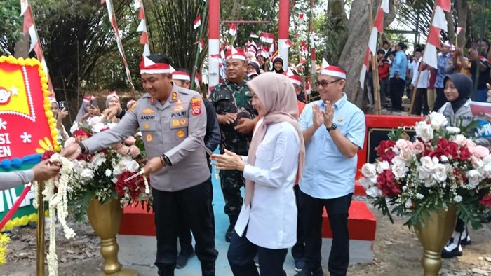 Kapolres Serang AKBP Andri Kurnaiwan bersama Bupati Serang Ratu Rachmatuzakiah meresmikan jembatan merah putih di  Kampung Sadea.