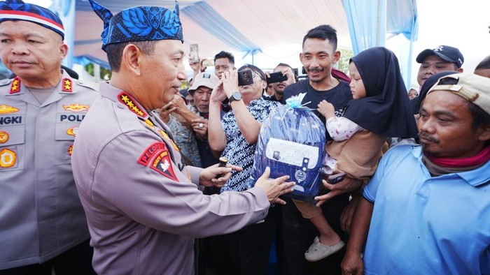 Kapolri Jenderal Listyo Sigit Prabowo hadir dan menyampaikan laporan acara peresmian 3.395 jembatan TNI-Polri dan 3.000 sumber air bersih TNI AD yang digelar secara hibrid, Lebak, Banten, Kamis (13/8/2026).
