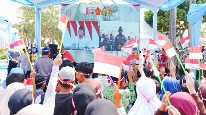 Kapolri Jenderal Listyo Sigit Prabowo hadir dan menyampaikan laporan acara peresmian 3.395 jembatan TNI-Polri dan 3.000 sumber air bersih TNI AD yang digelar secara hibrid, Lebak, Banten, Kamis (13/8/2026).