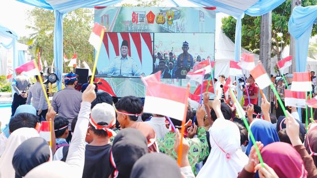 Kapolri Jenderal Listyo Sigit Prabowo hadir dan menyampaikan laporan acara peresmian 3.395 jembatan TNI-Polri dan 3.000 sumber air bersih TNI AD yang digelar secara hibrid, Lebak, Banten, Kamis (13/8/2026).