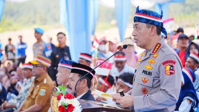 Kapolri Jenderal Listyo Sigit Prabowo hadir dan menyampaikan laporan acara peresmian 3.395 jembatan TNI-Polri dan 3.000 sumber air bersih TNI AD yang digelar secara hibrid, Lebak, Banten, Kamis (13/8/2026).
