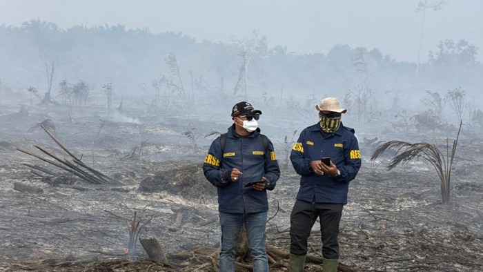 Polisi saat mengusut kasus Karhutla di Bengkalis