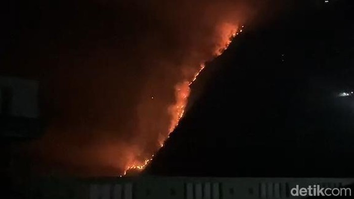 Kebakaran di Bromo yang masih berlangsung dan merembet berimbas pada penutupan sementara wisata Puncak Seruni Point.