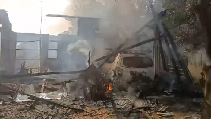 Kebakaran hebat menghanguskan satu unit rumah warga di Kampung Ciomas RT 06/RW 04, Desa Karangmukti, Kecamatan Cipeundeuy, Kabupaten Subang, Jawa Barat, pada Kamis (13/8/2026) pagi.