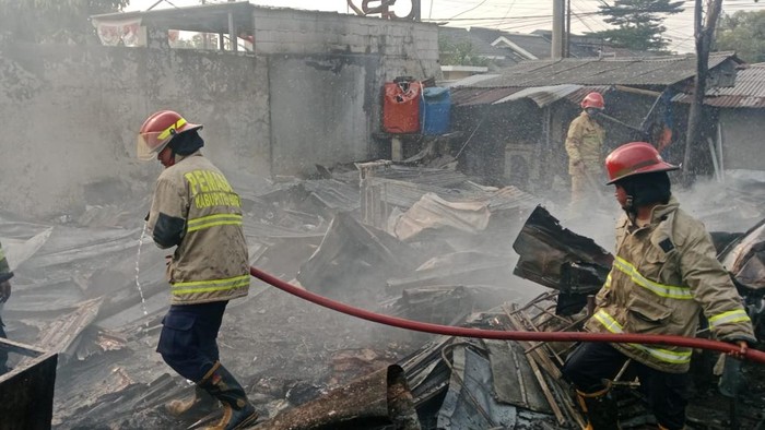 Kebakaran lapak rongsokan di Bogor menyebabkan pemiliknya luka bakar, Kamis (13/8/2026).