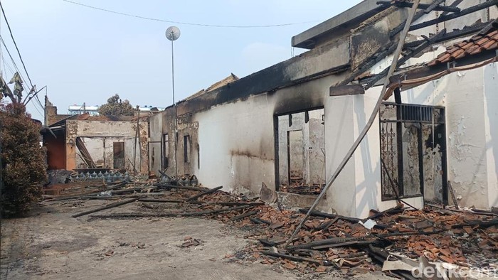 Kebakaran pabrik bingkai di Duren Sawit, Jaktim sempat diwarnai suara ledakan. Sumbernya, menurut warga, diduga berasal dari tiner di salah satu sudut lokasi. (M Syahid A/detikcom)