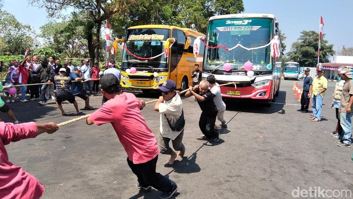 Keseruan lomba tarik bus di Terminal Tipe A Tidar Kota Magelang memeriahkan HUT ke-81 Kemerdekaan RI, Kamis (13/8/2026).