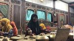 Ketika Para Petani Desa Timpik Mengisi Usia Senja dengan Menabuh Gamelan