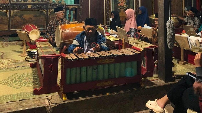 Sekitar 18 hingga 20 warga lanjut usia di Desa Timpik, Kecamatan Susukan, Kabupaten Semarang, mengisi waktu di usia senja dengan bermain gamelan. Rata-rata mereka telah berusia 70 tahun ke atas.