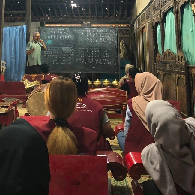 Ketika Para Petani Desa Timpik Mengisi Usia Senja dengan Menabuh Gamelan