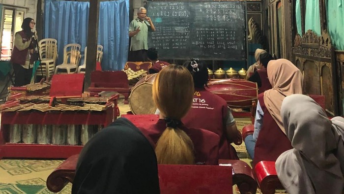 Sekitar 18 hingga 20 warga lanjut usia di Desa Timpik, Kecamatan Susukan, Kabupaten Semarang, mengisi waktu di usia senja dengan bermain gamelan. Rata-rata mereka telah berusia 70 tahun ke atas.