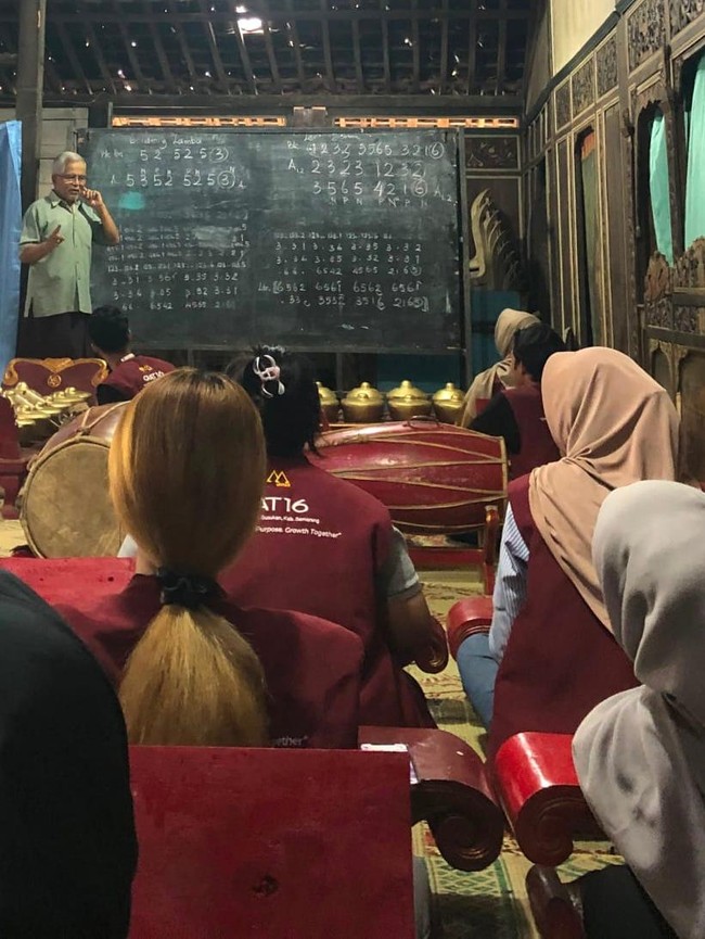 Ketika Para Petani Desa Timpik Mengisi Usia Senja dengan Menabuh Gamelan