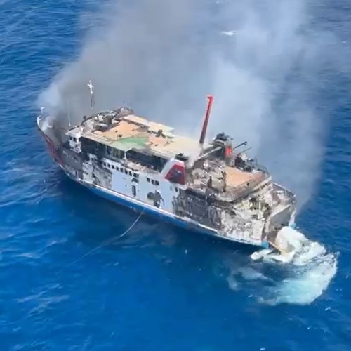 KMP Putri Yasmin terbakar saat melintas di perairan Pantai Sekotong, Lombok Barat, NTB, pada Rabu (12/8/2026). Dok. SAR Mataram