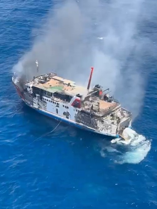 KMP Putri Yasmin terbakar saat melintas di perairan Pantai Sekotong, Lombok Barat, NTB, pada Rabu (12/8/2026). Dok. SAR Mataram