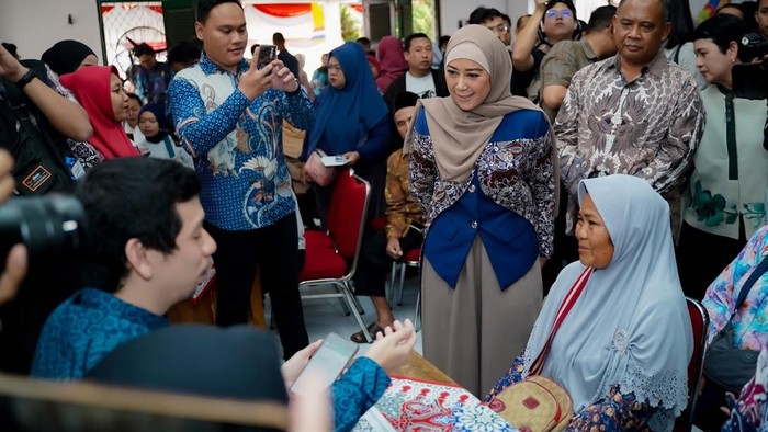 Menteri Komunikasi dan Digital (Menkomdigi) Meutya Hafid meninjau langsung uji coba digitalisasi Perlinsos di Desa Donoharjo, Kabupaten Sleman, Daerah Istimewa Yogyakarta, Kamis (13/8/2026).
