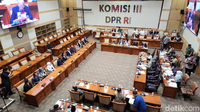 Komisi III DPR menyetujui 11 calon hakim agung dan 3 calon hakim ad hoc.