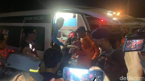 Korban KMP Putri Yasmin yang terbakar berhasil dievakuasi ke Pelabuhan Lembar, Rabu (12/8/2026) malam.