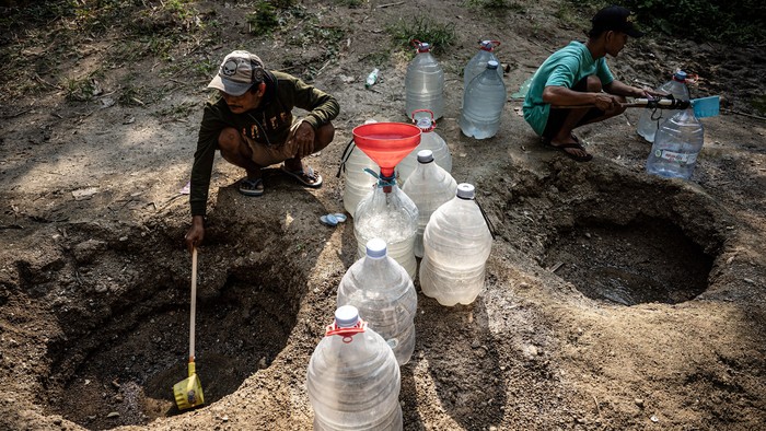 Sejumlah warga mengambil air dari belik yang dibuat di dasar sungai yang mengering di Dusun Ngedat, Desa Ketro, Grobogan, Jawa Tengah, Kamis (13/8/2026). Selama tiga bulan terakhir, warga setempat kesulitan mendapatkan air bersih akibat musim kemarau sehingga terpaksa memanfaatkan air dari belik untuk mencuci, mandi, memenuhi kebutuhan usaha jasa cuci pakaian, dan memberi minum ternak, sedangkan untuk kebutuhan sehari-hari warga harus membeli air. ANTARA FOTO/Aprillio Akbar