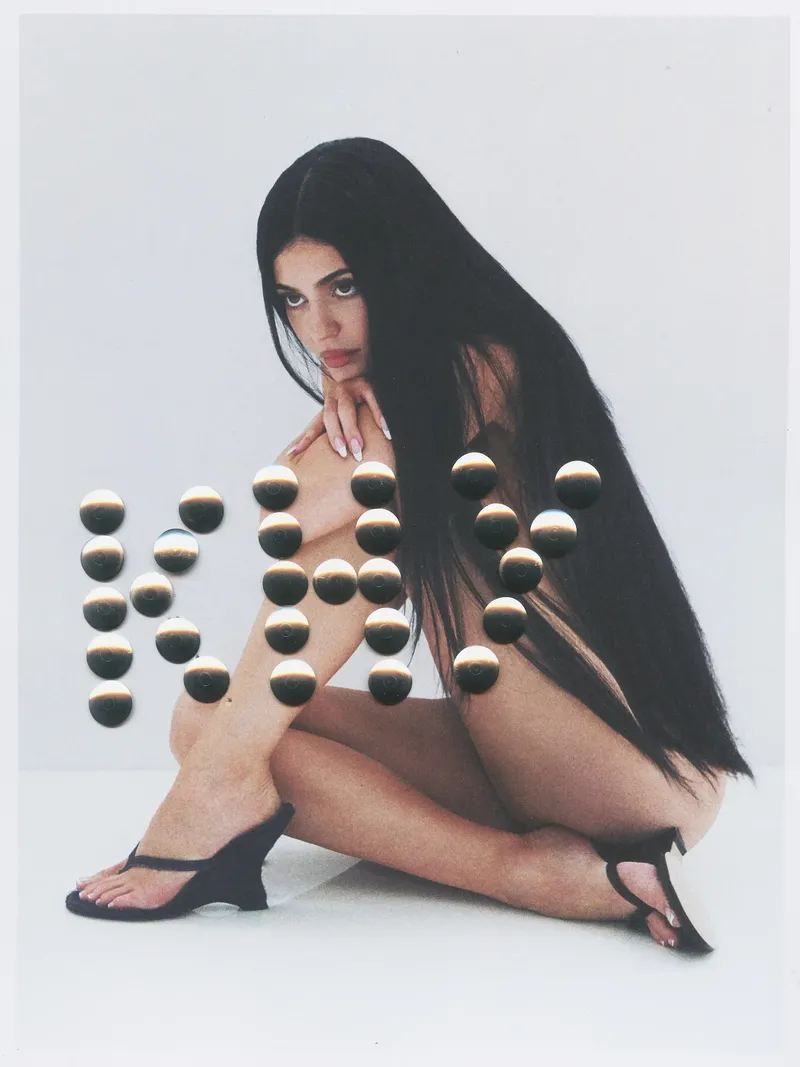 Kylie Jenner Rilis Sepatu dari Label KHY Kylie Jenner Rilis Sepatu dari Label KHY.