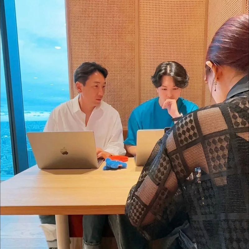 Lee Jonghyun eks CNBLUE mengungkapkan kabar terbarunya setelah menghilang imbas skandal Burning Sun. Gambaran kehidupan Lee Jonghyun, mantan personel band CNBLUE yang terkena cancel culture, kini menjadi karyawan Marketing perusahaan kecantikan.