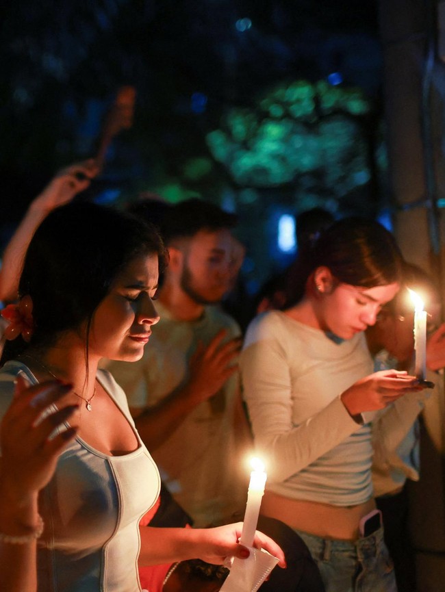 Lilin dan Doa Warga Cali untuk Korban Gempa yang Masih Terjebak