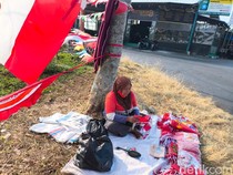 Kisah Lilis Jaga Asa Jualan Bendera di Tengah Gempuran Online Shop