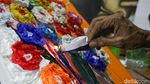 Limbah Plastik Disulap Jadi Lukisan, Bernilai Puluhan Juta