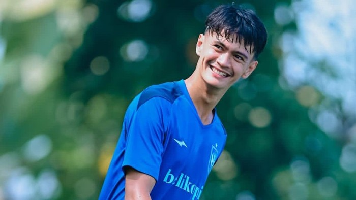Pemain PSIS, Lorensius Amanat Sabda dalam sesi latihan tim di Semarang.