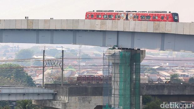 LRT Jakarta Fase 1B Hampir Rampung, Jalur Velodrome-Manggarai Segera Terhubung Masinis bersiap mengoperasikan kereta LRT Jakarta di Stasiun LRT Jakarta Manggarai, Jakarta, Kamis (13/8/2026). LRT Fase 1B Velodrome-Manggarai ditargetkan segera beroperasi.
