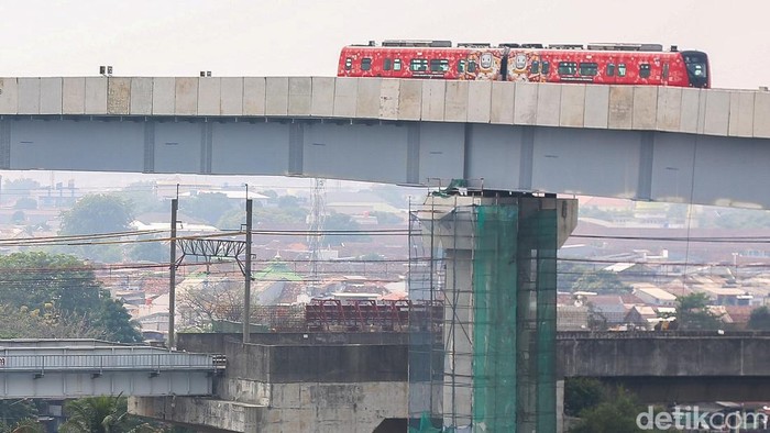 LRT Jakarta Fase 1B Hampir Rampung, Jalur Velodrome-Manggarai Segera Terhubung Masinis bersiap mengoperasikan kereta LRT Jakarta di Stasiun LRT Jakarta Manggarai, Jakarta, Kamis (13/8/2026). LRT Fase 1B Velodrome-Manggarai ditargetkan segera beroperasi.