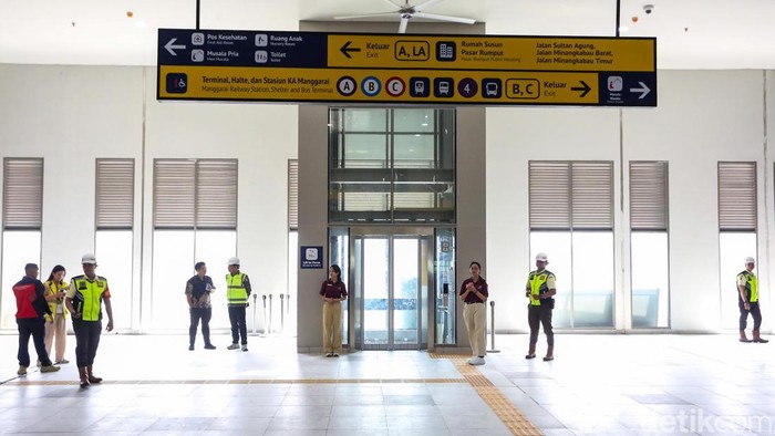 LRT Jakarta Fase 1B Hampir Rampung, Jalur Velodrome-Manggarai Segera Terhubung Masinis bersiap mengoperasikan kereta LRT Jakarta di Stasiun LRT Jakarta Manggarai, Jakarta, Kamis (13/8/2026). LRT Fase 1B Velodrome-Manggarai ditargetkan segera beroperasi.