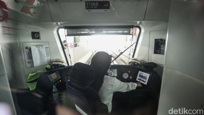 Masinis bersiap mengoperasikan kereta LRT Jakarta di Stasiun LRT Jakarta Manggarai, Jakarta, Kamis (13/8/2026). LRT Fase 1B Velodrome-Manggarai ditargetkan segera beroperasi.