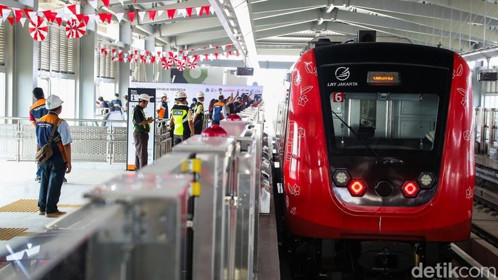 Masinis bersiap mengoperasikan kereta LRT Jakarta di Stasiun LRT Jakarta Manggarai, Jakarta, Kamis (13/8/2026). LRT Fase 1B Velodrome-Manggarai ditargetkan segera beroperasi.