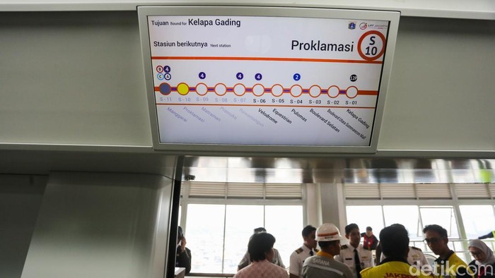LRT Jakarta Fase 1B Hampir Rampung, Jalur Velodrome-Manggarai Segera Terhubung Masinis bersiap mengoperasikan kereta LRT Jakarta di Stasiun LRT Jakarta Manggarai, Jakarta, Kamis (13/8/2026). LRT Fase 1B Velodrome-Manggarai ditargetkan segera beroperasi.