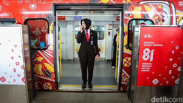 LRT Jakarta Fase 1B Hampir Rampung, Jalur Velodrome-Manggarai Segera Terhubung Masinis bersiap mengoperasikan kereta LRT Jakarta di Stasiun LRT Jakarta Manggarai, Jakarta, Kamis (13/8/2026). LRT Fase 1B Velodrome-Manggarai ditargetkan segera beroperasi.