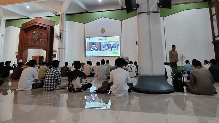 mahasiswa baru ITS sholat subuh berjamaah