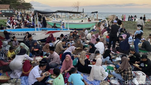 Ratusan warga Kampung Kusamba dan Gelgel megibung di Pantai Kusamba, Kecamatan Dawan, Klungkung, Bali, Rabu (12/8/2026).