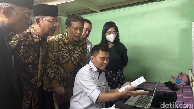 Menteri Kesehatan Budi Gunadi Sadikin meninjau hasil cek kesehatan gratis terkait skrining TB di pondok pesantren.