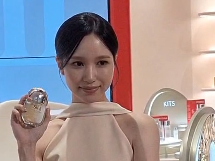 Mina TWICE menghadiri peluncuran SK-II Facial Treatment Serum di Plaza Indonesia, Jakarta Pusat.