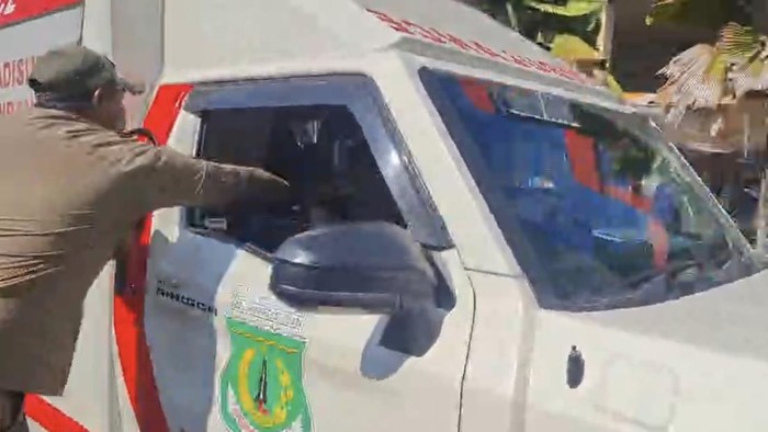 Mobil ambulans RSUD Madising Pinrang menyenggol anak yang sedang menonton karnaval 17 Agustus.